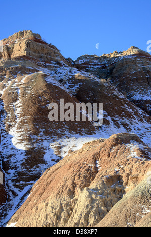 Una luna calante imposta su Badlands la mattina del 4 gennaio, 2013 Foto Stock