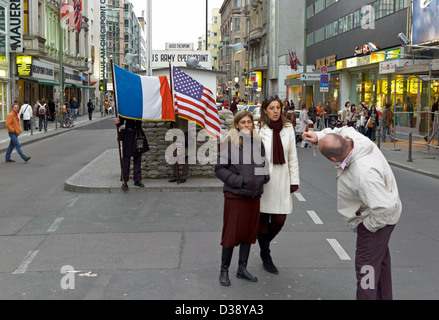 Berlino, Germania, i turisti fotografare sé al Checkpoint Charlie Foto Stock