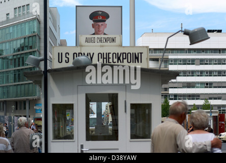 Berlino, Germania, i turisti al Checkpoint Charlie Foto Stock