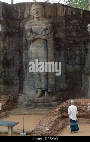 Il Buddha in piedi insolita mudra, Gal Vihara (Gal Viharaya), Polonnaruwa, Sri Lanka Foto Stock