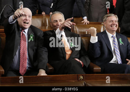 Febbraio 12, 2013 - Washington, DC, Stati Uniti d'America - Da sinistra, negli Stati Uniti il senatore John McCain (repubblicano di Arizona), U.S. Il senatore Charles Schumer (Democratico di New York) e U.S. Il senatore Lindsey Graham (Repubblicano della Carolina del Sud) sedersi sul colle del Campidoglio di Washington il 12 febbraio 2013, prima che il Presidente Barack Obama è membro dell'Unione indirizzo durante una sessione congiunta del Congresso. (Credito Immagine: Credit: Charles Dharapak/Piscina/Cnp/Prensa Internacional/ZUMAPRESS.com/Alamy live news) Foto Stock