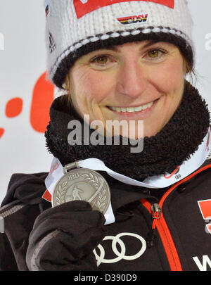 Andrea Henkel di Germania mostra la medaglia d argento dopo la donna 15 km gara individuale presso i Campionati Mondiali di Biathlon 2013 in Nove mesto, Repubblica ceca, 13 febbraio 2013. Foto: Martin Schutt/dpa +++(c) dpa - Bildfunk+++ Foto Stock