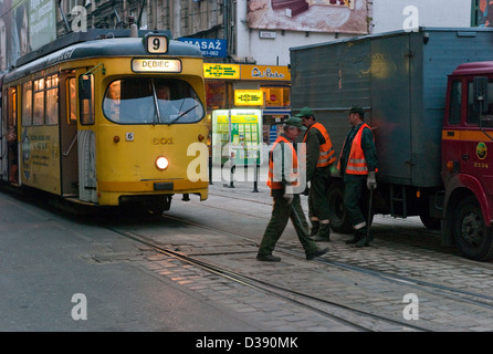 Poznan, Polonia, Street Tram corre in serata passata la stazione ferroviaria di operai di manutenzione Foto Stock