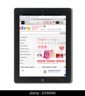 La navigazione in ebay.co.uk sito web su una quarta generazione di Apple computer tablet iPad Foto Stock