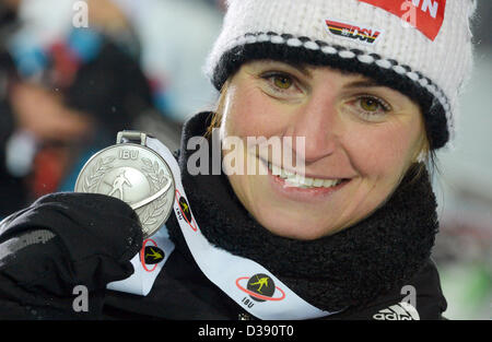 Andrea Henkel di Germania mostra la medaglia d argento dopo la donna 15 km gara individuale presso i Campionati Mondiali di Biathlon 2013 in Nove mesto, Repubblica ceca, 13 febbraio 2013. Foto: Martin Schutt/dpa +++(c) dpa - Bildfunk+++ Foto Stock