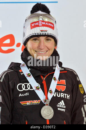 Andrea Henkel di Germania mostra la medaglia d argento dopo la donna 15 km gara individuale presso i Campionati Mondiali di Biathlon 2013 in Nove mesto, Repubblica ceca, 13 febbraio 2013. Foto: Martin Schutt/dpa Foto Stock