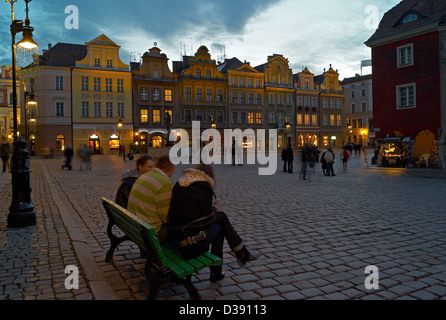 Poznan, Polonia, residenti come in grado di soddisfare fino al Mercato Vecchio Foto Stock