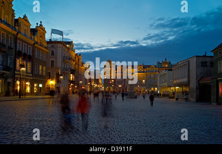 Poznan, Polonia, residenti come in grado di soddisfare fino al Mercato Vecchio Foto Stock