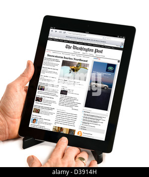 La lettura dell'edizione online del Washington Post visualizzati su una quarta generazione di Apple iPad, STATI UNITI D'AMERICA Foto Stock