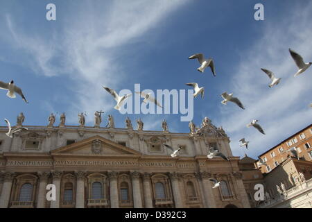 13 feb 2013 i media di tutto il mondo alla Città del Vaticano, Roma a seguito delle dimissioni annuncio da parte di Papa Benedetto XVI Foto Stock