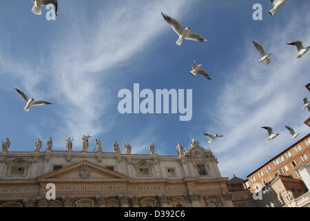 13 feb 2013 i media di tutto il mondo alla Città del Vaticano, Roma a seguito delle dimissioni annuncio da parte di Papa Benedetto XVI Foto Stock