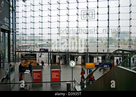 Berlino, Germania, guardare attraverso la lobby della stazione principale su Washington Square Foto Stock
