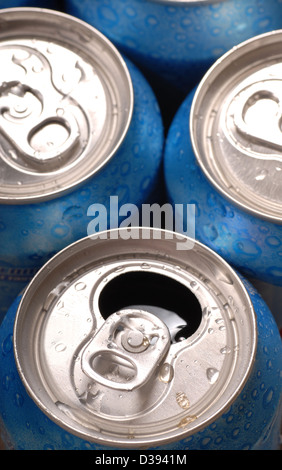 Una vista dall'alto di bombolette per bevande in alluminio con una aperta Foto Stock
