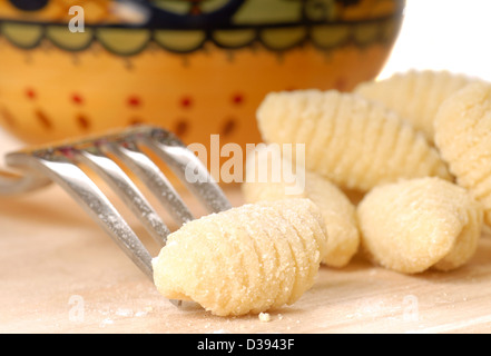 Delizioso fatto a mano gli gnocchi con una forchetta Foto Stock