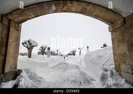 Roncisvalle, Navarra, Spagna. Il 13 febbraio 2013. Gli edifici storici di Via di San Giacomo a Roncisvalle, Navarra sono coperti con una neve pesante. Nella foto è il Roncisvalle ospedale Arcade nei Pirenei spagnoli. Foto Stock