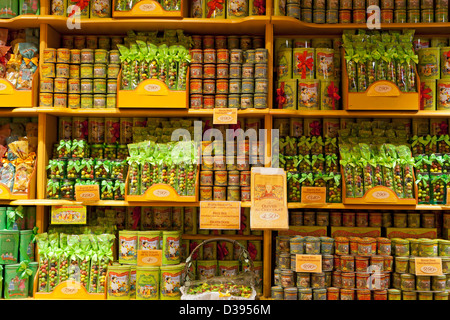 Display di caramelle, La Cure Gourmande negozio di caramelle, Bruges, Belgio Foto Stock