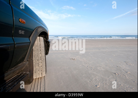 Veicoli a trazione integrale sulla spiaggia pubblica. Foto Stock