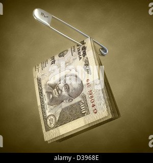 Indian cinquecento rupee note imperniata in un perno di sicurezza Foto Stock