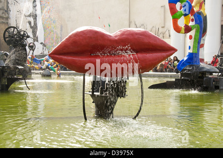 Questo enorme paio di labbra rosse chiamato L'Amour da artisti Jean Tinguely e Niki de Saint Phalle, è parte della Fontana Stravinsky a Parigi, Francia. Foto Stock