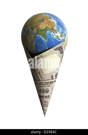 Globo sulla banconota Indiani isolati su sfondo bianco Foto Stock