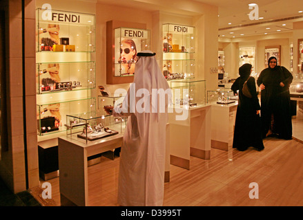 Emirati Arabi Uniti Emirat di Dubai fancy shop al Burjuman Mall Foto Stock