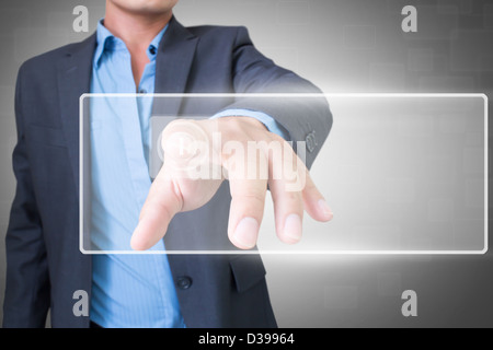 L'uomo premendo sullo schermo vuoto Foto Stock