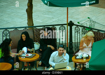 Emirati Arabi Uniti Emirato di Dubai Mercato Mall con Jumeirah Foto Stock