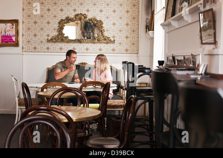 Coppia avente un caffè a "Liberte al London' coffee house e wine bar. Albany, Australia occidentale, Australia Foto Stock