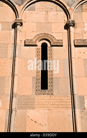 Pietra esterna dettaglio contenenti script armena dal XI secolo cattedrale medievale città armena di Ani, nella Turchia orientale. Foto Stock