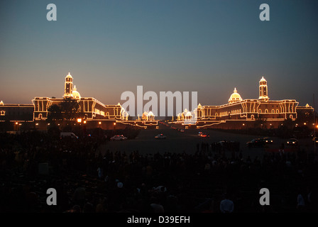 Rashtrapati Bhavan, a sud e a nord di blocchi accesa fino al tramonto . Foto Stock