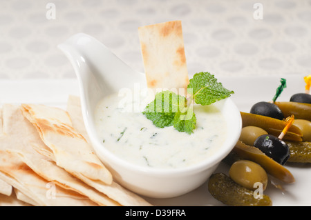 Greco fresco Tzatziki yogurt dip e di pane pita e pickels Foto Stock