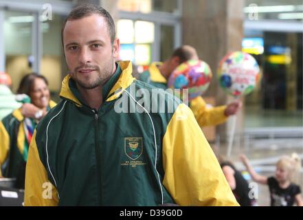 File: pics di Johannesburg, Sud Africa: South African atleta Oscar Pistorius arriva con la SA team paralimpico da IPC Atletica Campionati del Mondo tenutosi in Nuova Zelanda presso l'Aeroporto Internazionale OR Tambo di Johannesburg, Sud Africa il 31 gennaio 2011. Sud Africa terminato al settimo posto in questo anno di IPC Campionati del mondo. (Foto di Gallo Immagini/tempi/Sydney Seshibedi/Alamy Live News) Foto Stock