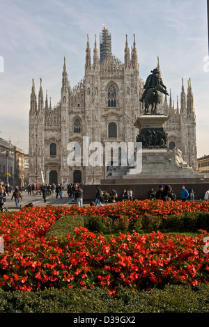 Il Duomo di Milano con la statua del Re Vittorio Emanuele II di Piazza Duomo milano lombardia italia Europa Foto Stock