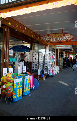 Byron Bay main street, Nuovo Galles del Sud Australia. Un paradiso per i giovani backpackers, viaggiatori e surfisti Foto Stock