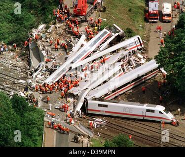 (Dpa file) - vista aerea del sito del crash di un tedesco di un treno ad alta velocità ICE in Eschede, Germania Settentrionale, 3 giugno 1998. Centinaia di soccorritori stanno cercando di dare il primo aiuto alle vittime. 101 persone sono state uccise nel secondo peggior incidente ferroviario in Germania del dopoguerra quando il ghiaccio treni passeggeri in crash Foto Stock