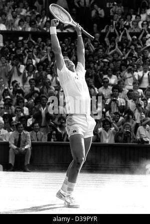 (Dpa file) - tedesco giocatore di tennis Boris Becker jubilates dopo aver vinto la partita finale a Wimbledon, 7 luglio 1985. I 17 anni di età giovane è il primo tedesco nonché il più giovane in assoluto a vincere la mens finali. Foto Stock