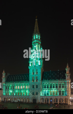 Bruxelles municipio illuminato di verde per il giorno di San Patrizio Foto Stock