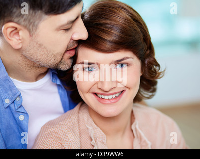 Ritratto di donna di mezza età guardando la fotocamera con il marito vicino Foto Stock