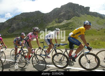 (Dpa) - US Lance Armstrong della US Postal Service team (R) scorre di fronte al ciclista spagnolo Joseba Beloki (terza a destra) e l'Italiano Ivan Basso (seconda a destra) durante il XVII tappa del Tour de France da Aime a Cluses, 25 luglio 2002. Foto Stock