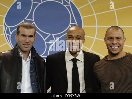 (Dpa) - Da L: i giocatori di calcio Zinedine Zidane dalla Francia, Thierry Henry dalla Francia e Ronaldo dal Brasile pongono durante il FIFA World Player Gala 2003 a Basilea, in Svizzera, il 15 dicembre 2003. Zidane è stato aggiudicato il FIFA World calciatore award dell'anno 2003, Henry ha preso il secondo posto e Ron Foto Stock