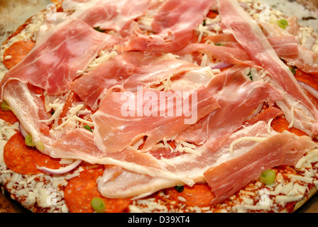 Il Prosciutto sulla parte superiore di una carne cruda Pizza Foto Stock