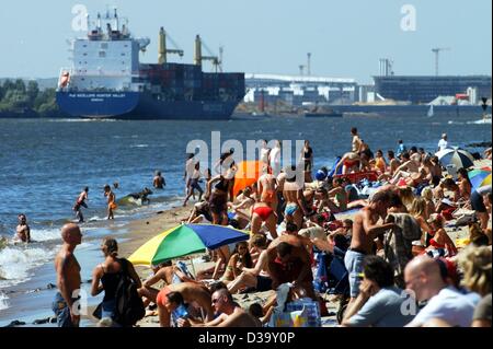 Una folla si raduna sulla spiaggia lungo il fiume Elba e gode del caldo e soleggiato a Amburgo, Germania, 10 agosto 2003. Foto Stock
