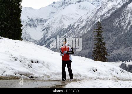 (Dpa) - Tedesco ponticello sci Sven Hannawald joggs alnog un vicolo del paese e si riscalda se stesso fino a monte della cinquantaduesima International quattro Hill nel torneo di Obersdorf, Germania, 29 dicembre 2003. Foto Stock