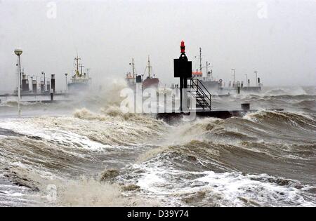 (Dpa) - venti forti hanno prodotto breakers colpendo il molo a Wilhelmshafen, sulla costa del Mare del Nord, Germania, 21 dicembre 2003. Gale-simili tempeste invernali hanno colpito la costa tedesca e temperature scenderà a circa zero. Foto Stock