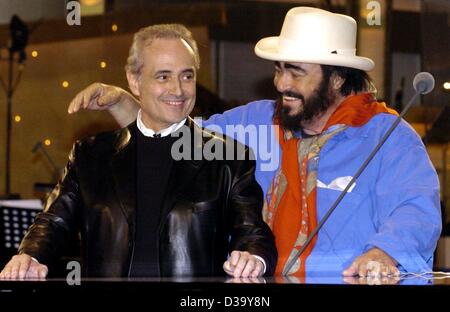 (Dpa) - Italiano cantante lirico Luciano Pavarotti (R) scherzi con il suo collega José Carreras durante una prova generale della 'Jose Carreras Gala 2003" a Leipzig, Germania, 18 dicembre 2003. Carreras nel 1987 è stato diagnosticato un cancro che ha ispirato a lui dopo il suo recupero per impostare il Jose Carreras Inte Foto Stock