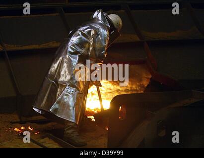 (Dpa) - Il dipendente lavora in un altoforno alla ThyssenKrupp acciaierie Duisburg-Bruckhausen, Germania occidentale, 1 settembre 2003. Lo stabilimento produce parti di acciaio che vengono utilizzati per la costruzione di vetture che le macchine di lavaggio e delle turbine a vento. 13.000 persone sono impiegate presso la ThyssenKrupp, un Foto Stock