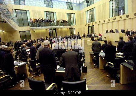 I membri del parlamento stand durante un minuto di silenzio per commemorare il 61o anniversario del "decreto di Auschwitz', prima di una riunione del Bundestag, la camera alta del Parlamento, a Berlino, 19 dicembre 2003. Foto Stock