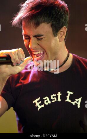 (Dpa) - Spagnolo cantante pop Enrique Iglesias, eseguendo in un tedesco tv show, 2.3.2002 a Lipsia. Foto Stock
