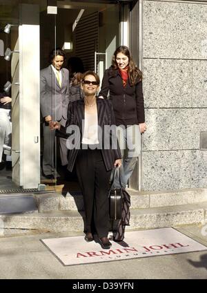 (Dpa) - Berlinale: Italiano attrice Claudia Cardinale e sua figlia Claudia Squitieri lasciare la 'Armin Johl' boutique a Berlino durante un breve giro di shopping prima di andare in aeroporto, 16.2.2002. La diva era stato aggiudicato l'Orso d'Oro alla Carriera presso la International Film Festi Foto Stock