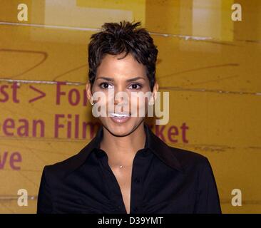 (Dpa) - Berlinale: US attrice Halle Berry presenta il suo film 'Monster's Ball' alla 52. Festival Internazionale del Film di Berlino, 9.2.2002. Il filmato è uno dei 23 film in competizione per vincere un trofeo, il dorato o l'Orso d'argento. Foto Stock